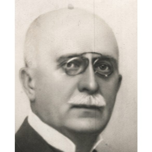 Nagyobb méret, Keresztény Béla műterme, Budapest, Zimmermann Sándor portréja, bajusz, lornyon, elegáns férfi, Horthy-korszak, 1920-as évek, Eredeti fotó, hátulján pecséttel jelzett kartonra kasírozott papírkép.  