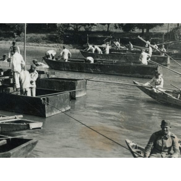 Magyar katonák pontonhidat építenek, egyenruha, 2. világháború, közlekedés, Horthy-korszak, 1940-es évek, Eredeti fotó, papírkép.   