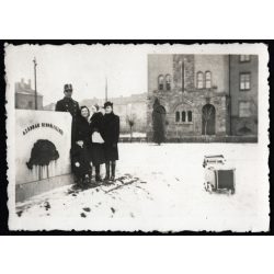   Kisfiú kucsmában az Országzászló talapzatánál, Pécs, Szent Mór kollégium (Maurinum), 2. világháború, Horthy-korszak, 1942, 1940-es évek, Eredeti fotó, papírkép.   