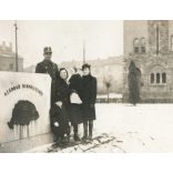 Kisfiú kucsmában az Országzászló talapzatánál, Pécs, Szent Mór kollégium (Maurinum), 2. világháború, Horthy-korszak, 1942, 1940-es évek, Eredeti fotó, papírkép.   