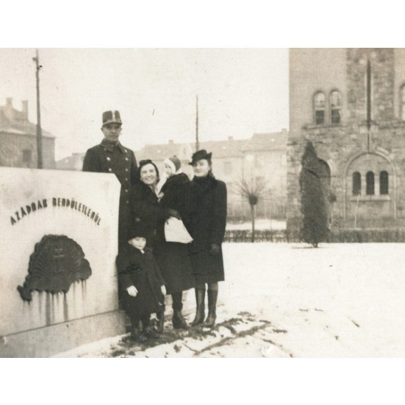 Kisfiú kucsmában az Országzászló talapzatánál, Pécs, Szent Mór kollégium (Maurinum), 2. világháború, Horthy-korszak, 1942, 1940-es évek, Eredeti fotó, papírkép.   