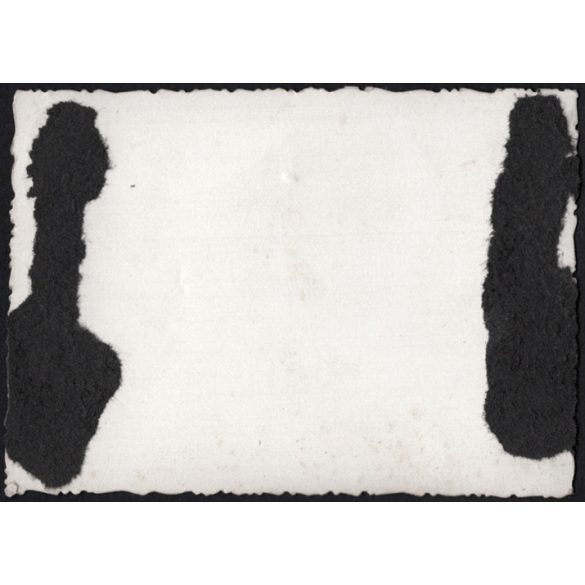 Kisfiú kucsmában az Országzászló talapzatánál, Pécs, Szent Mór kollégium (Maurinum), 2. világháború, Horthy-korszak, 1942, 1940-es évek, Eredeti fotó, papírkép.   