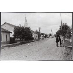   Élet a főutcán, Tiszacsege, Horthy-korszak,1942, 1940-es évek, Hajdú-Bihar megye, helytörténet Eredeti fotó, hátulján feliratozott papírkép.  