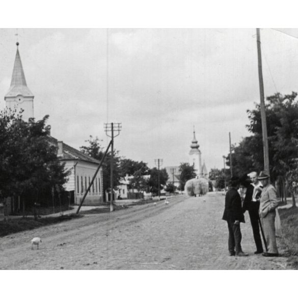 Élet a főutcán, Tiszacsege, Horthy-korszak,1942, 1940-es évek, Hajdú-Bihar megye, helytörténet Eredeti fotó, hátulján feliratozott papírkép.  
