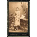 Stefán Joanovits műterme, Verschetz (Versec), Vajdaság, fiatal lány gyönyörű ruhában, virág, növény, kalap, különös szandál, monarchia, 1870-es évek, Eredeti CDV, vizitkártya fotó, enyhe törésnyomokkal. 