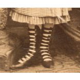 Stefán Joanovits műterme, Verschetz (Versec), Vajdaság, fiatal lány gyönyörű ruhában, virág, növény, kalap, különös szandál, monarchia, 1870-es évek, Eredeti CDV, vizitkártya fotó, enyhe törésnyomokkal. 