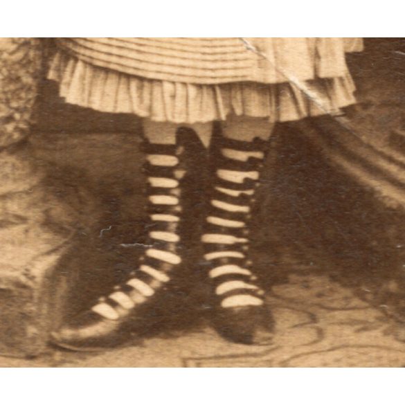 Stefán Joanovits műterme, Verschetz (Versec), Vajdaság, fiatal lány gyönyörű ruhában, virág, növény, kalap, különös szandál, monarchia, 1870-es évek, Eredeti CDV, vizitkártya fotó, enyhe törésnyomokkal. 