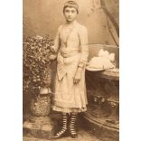 Stefán Joanovits műterme, Verschetz (Versec), Vajdaság, fiatal lány gyönyörű ruhában, virág, növény, kalap, különös szandál, monarchia, 1870-es évek, Eredeti CDV, vizitkártya fotó, enyhe törésnyomokkal. 