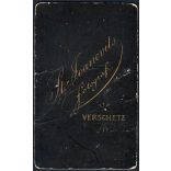 Stefán Joanovits műterme, Verschetz (Versec), Vajdaság, fiatal lány gyönyörű ruhában, virág, növény, kalap, különös szandál, monarchia, 1870-es évek, Eredeti CDV, vizitkártya fotó, enyhe törésnyomokkal. 