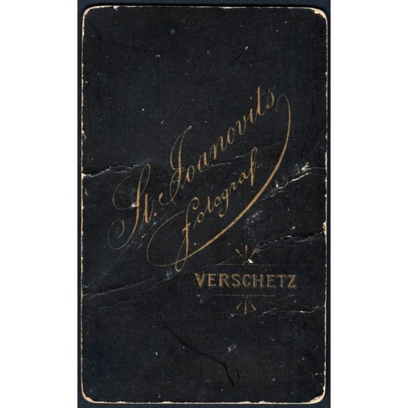 Stefán Joanovits műterme, Verschetz (Versec), Vajdaság, fiatal lány gyönyörű ruhában, virág, növény, kalap, különös szandál, monarchia, 1870-es évek, Eredeti CDV, vizitkártya fotó, enyhe törésnyomokkal. 