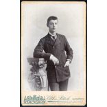 Elbl és Pietsch műterem, Budapest, elegáns fiatal férfi zsebre dugott kézzel, monarchia, 1898,1890-es évek, Eredeti CDV, vizitkártya fotó.  