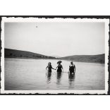 Fürdőzők a Czegei-tónál, Erdély, strand, fürdőruha, Wass birtok,   helytörténet, Horthy-korszak, 1939 1930-es évek, Eredeti fotó, hátulján feliratozott papírkép.   