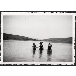   Fürdőzők a Czegei-tónál, Erdély, strand, fürdőruha, Wass birtok,   helytörténet, Horthy-korszak, 1939 1930-es évek, Eredeti fotó, hátulján feliratozott papírkép.   