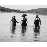 Fürdőzők a Czegei-tónál, Erdély, strand, fürdőruha, Wass birtok,   helytörténet, Horthy-korszak, 1939 1930-es évek, Eredeti fotó, hátulján feliratozott papírkép.   