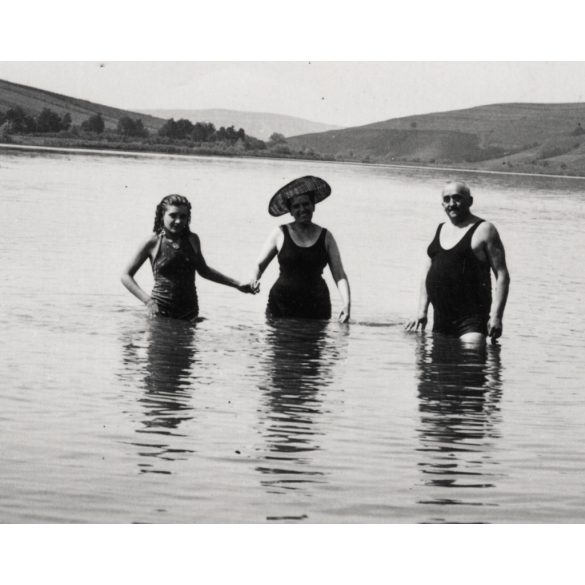 Fürdőzők a Czegei-tónál, Erdély, strand, fürdőruha, Wass birtok,   helytörténet, Horthy-korszak, 1939 1930-es évek, Eredeti fotó, hátulján feliratozott papírkép.   