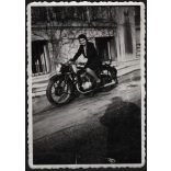 Gazdag Erzsi költőnő Zündapp motorkerékpáron, Budapest, Andrássy út 120., jármű, közlekedés, irodalom, művészet, ismert, helytörténet, Horthy-korszak, 1940, 1940-es évek, Eredeti fotó, hátulján feliratozott, szignózott, aláírt papírkép.