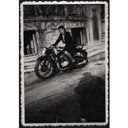   Gazdag Erzsi költőnő Zündapp motorkerékpáron, Budapest, Andrássy út 120., jármű, közlekedés, irodalom, művészet, ismert, helytörténet, Horthy-korszak, 1940, 1940-es évek, Eredeti fotó, hátulján feliratozott, szignózott, aláírt papírkép.