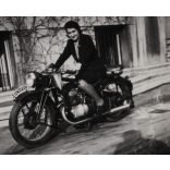 Gazdag Erzsi költőnő Zündapp motorkerékpáron, Budapest, Andrássy út 120., jármű, közlekedés, irodalom, művészet, ismert, helytörténet, Horthy-korszak, 1940, 1940-es évek, Eredeti fotó, hátulján feliratozott, szignózott, aláírt papírkép.