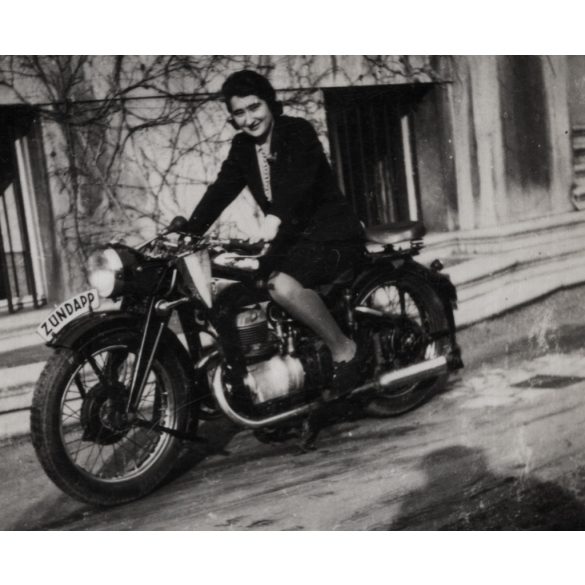 Gazdag Erzsi költőnő Zündapp motorkerékpáron, Budapest, Andrássy út 120., jármű, közlekedés, irodalom, művészet, ismert, helytörténet, Horthy-korszak, 1940, 1940-es évek, Eredeti fotó, hátulján feliratozott, szignózott, aláírt papírkép.