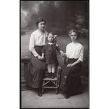 Niklay János fényképész, Munkács, Kárpátalja, kislány anyukájával, nagymamájával,   helytörténet, Horthy-korszak, 1914, 1910-es évek, Eredeti fotó, hátulján feliratozott, pecséttel jelzett papírkép.  