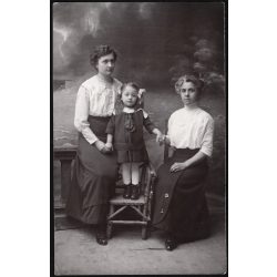   Niklay János fényképész, Munkács, Kárpátalja, kislány anyukájával, nagymamájával,   helytörténet, Horthy-korszak, 1914, 1910-es évek, Eredeti fotó, hátulján feliratozott, pecséttel jelzett papírkép.  