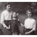 Niklay János fényképész, Munkács, Kárpátalja, kislány anyukájával, nagymamájával,   helytörténet, Horthy-korszak, 1914, 1910-es évek, Eredeti fotó, hátulján feliratozott, pecséttel jelzett papírkép.  