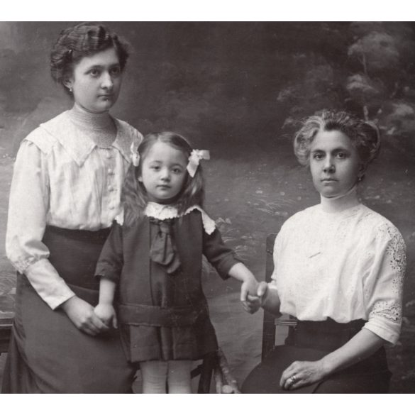 Niklay János fényképész, Munkács, Kárpátalja, kislány anyukájával, nagymamájával,   helytörténet, Horthy-korszak, 1914, 1910-es évek, Eredeti fotó, hátulján feliratozott, pecséttel jelzett papírkép.  