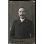 Szabó Dénes műterme, Nagyvárad, Erdély,  elegáns bajuszos úr portréja, monarchia, 1900-as évek, Eredeti CDV, vizitkártya fotó gyönyörű hátlappal, ritka műterem. 