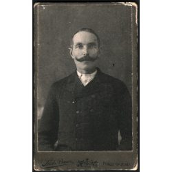   Szabó Dénes műterme, Nagyvárad, Erdély,  elegáns bajuszos úr portréja, monarchia, 1900-as évek, Eredeti CDV, vizitkártya fotó gyönyörű hátlappal, ritka műterem. 
