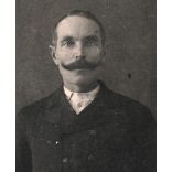 Szabó Dénes műterme, Nagyvárad, Erdély,  elegáns bajuszos úr portréja, monarchia, 1900-as évek, Eredeti CDV, vizitkártya fotó gyönyörű hátlappal, ritka műterem. 