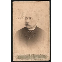   Milan Joanovich műterme, Belgrád, Szerbia,  elegáns bajuszos úr portréja, K.u.K. 13. CORPS-COMMANDO feliratú szárazbélyegzővel, monarchia, 1880-as évek, Eredeti CDV, vizitkártya fotó szárazbélyegzővel. 