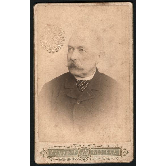 Milan Joanovich műterme, Belgrád, Szerbia,  elegáns bajuszos úr portréja, K.u.K. 13. CORPS-COMMANDO feliratú szárazbélyegzővel, monarchia, 1880-as évek, Eredeti CDV, vizitkártya fotó szárazbélyegzővel. 