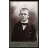 Roth Béla műterme, Szarvas, fiatal iskolás fiú szemüvegben, monarchia, 1890-es évek, Eredeti CDV, vizitkártya fotó.   