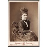 Kózmata Ferenc műterme, Pest, elegáns nő gyönyörű ruhában, gyönyörű haj, mosoly, monarchia, 1860-as évek, Eredeti korai kabinetfotó. 