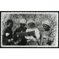   Kínai gyerekek magyar nyelvű jezsuita kiadványt nézegetnek, a Támingi Magyar Misszió Központja, egyház, vallás, különös, Horthy-korszak, 1930-as évek, Eredeti, bélyegzővel jelzett képeslap fotó, papírkép, felületén sérülések. 