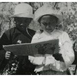 Kínai gyerekek magyar nyelvű jezsuita kiadványt nézegetnek, a Támingi Magyar Misszió Központja, egyház, vallás, különös, Horthy-korszak, 1930-as évek, Eredeti, bélyegzővel jelzett képeslap fotó, papírkép, felületén sérülések. 