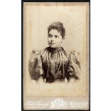 Kató József műterme, Kolozsvár, Erdély, gyönyörű nő gyönyörű ruhában, portré, monarchia, 1890-es évek, Eredeti CDV, vizitkártya fotó.   
