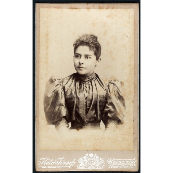 Kató József műterme, Kolozsvár, Erdély, gyönyörű nő gyönyörű ruhában, portré, monarchia, 1890-es évek, Eredeti CDV, vizitkártya fotó.   