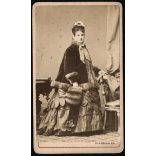 Ellinger Ede műterme, Pest, gyönyörű nő gyönyörű téli ruhában, muff, kabát, szőrme, monarchia, 1870-es évek eleje, Eredeti CDV, vizitkártya, korai Ellinger fotó.  