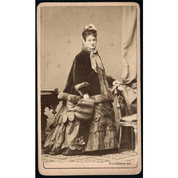 Ellinger Ede műterme, Pest, gyönyörű nő gyönyörű téli ruhában, muff, kabát, szőrme, monarchia, 1870-es évek eleje, Eredeti CDV, vizitkártya, korai Ellinger fotó.  