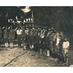   284-es számú Szent Korona Cserkészcsapat, Budapest, (Külső Váci úti római katolikus plébánia), tábor, egyenruha, zászló, trombita, XIII. kerület,  Horthy-korszak, 1929, 1920-as évek, Eredeti, bélyegzővel jelzett fotó, papírkép, felületén sérülések.  