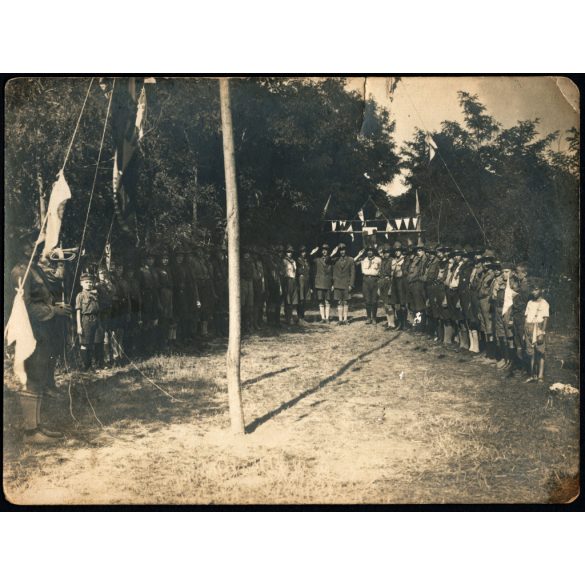 284-es számú Szent Korona Cserkészcsapat, Budapest, (Külső Váci úti római katolikus plébánia), tábor, egyenruha, zászló, trombita, XIII. kerület,  Horthy-korszak, 1929, 1920-as évek, Eredeti, bélyegzővel jelzett fotó, papírkép, felületén sérülések.  