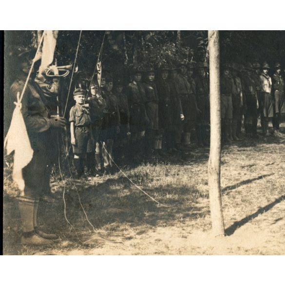 284-es számú Szent Korona Cserkészcsapat, Budapest, (Külső Váci úti római katolikus plébánia), tábor, egyenruha, zászló, trombita, XIII. kerület,  Horthy-korszak, 1929, 1920-as évek, Eredeti, bélyegzővel jelzett fotó, papírkép, felületén sérülések.  