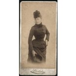 Strelisky műterem, Budapest, elegáns nő magyaros téli ruhában, a későbbi feliratozás szerint Bayer Karolina rékispalotai nevelőintézeti igazgató, monarchia, 1880-as évek, Eredeti, hátulján feliratozott kabinetfotó.  