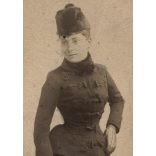 Strelisky műterem, Budapest, elegáns nő magyaros téli ruhában, a későbbi feliratozás szerint Bayer Karolina rékispalotai nevelőintézeti igazgató, monarchia, 1880-as évek, Eredeti, hátulján feliratozott kabinetfotó.  