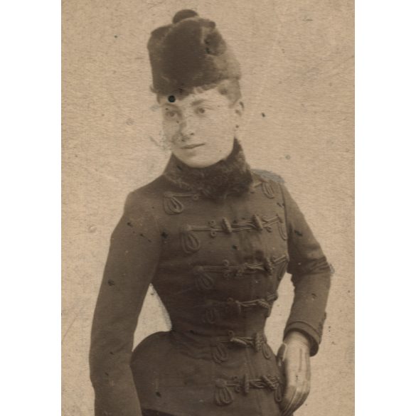 Strelisky műterem, Budapest, elegáns nő magyaros téli ruhában, a későbbi feliratozás szerint Bayer Karolina rékispalotai nevelőintézeti igazgató, monarchia, 1880-as évek, Eredeti, hátulján feliratozott kabinetfotó.  