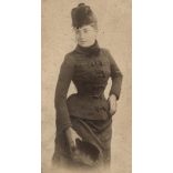 Strelisky műterem, Budapest, elegáns nő magyaros téli ruhában, a későbbi feliratozás szerint Bayer Karolina rékispalotai nevelőintézeti igazgató, monarchia, 1880-as évek, Eredeti, hátulján feliratozott kabinetfotó.  