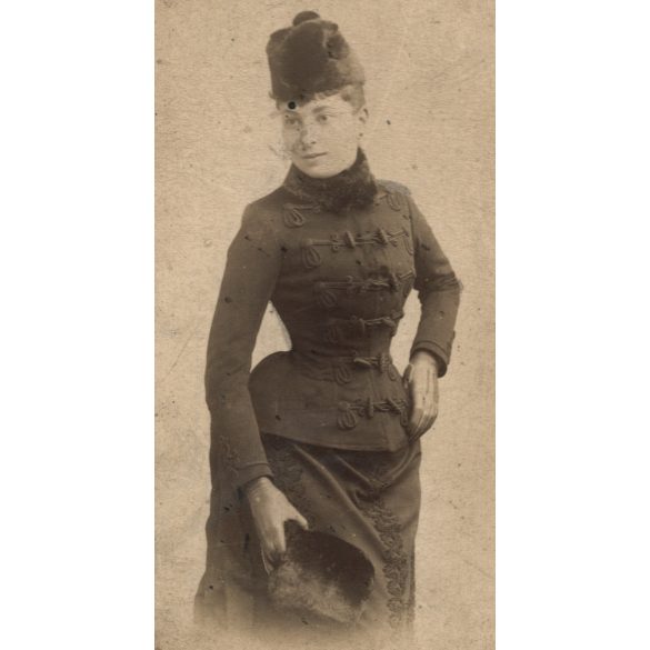 Strelisky műterem, Budapest, elegáns nő magyaros téli ruhában, a későbbi feliratozás szerint Bayer Karolina rékispalotai nevelőintézeti igazgató, monarchia, 1880-as évek, Eredeti, hátulján feliratozott kabinetfotó.  