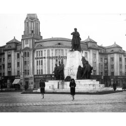   Ikrek a téren, Debrecen, Kossuth szobor, püspöki palota, üzletek, kirakatok, reklámok, hirdetőoszlop, Horthy-korszak, 1920-as évek,  Eredeti nagyméretű fotó negatív!      