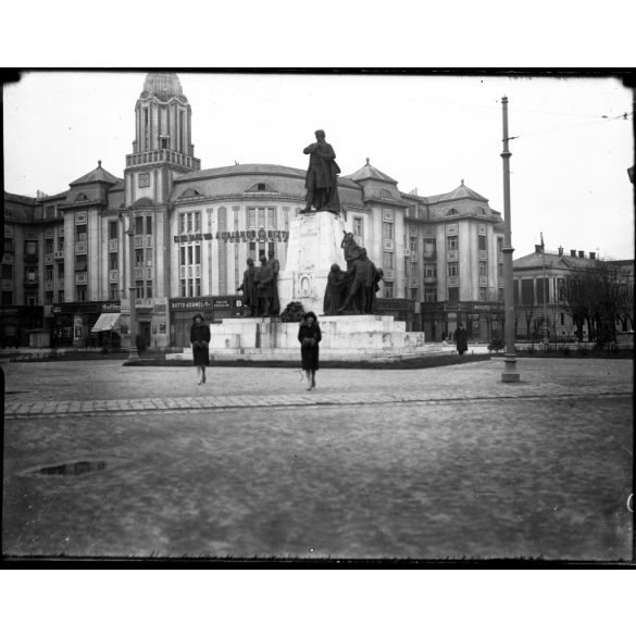 Ikrek a téren, Debrecen, Kossuth szobor, püspöki palota, üzletek, kirakatok, reklámok, hirdetőoszlop, Horthy-korszak, 1920-as évek,  Eredeti nagyméretű fotó negatív!      